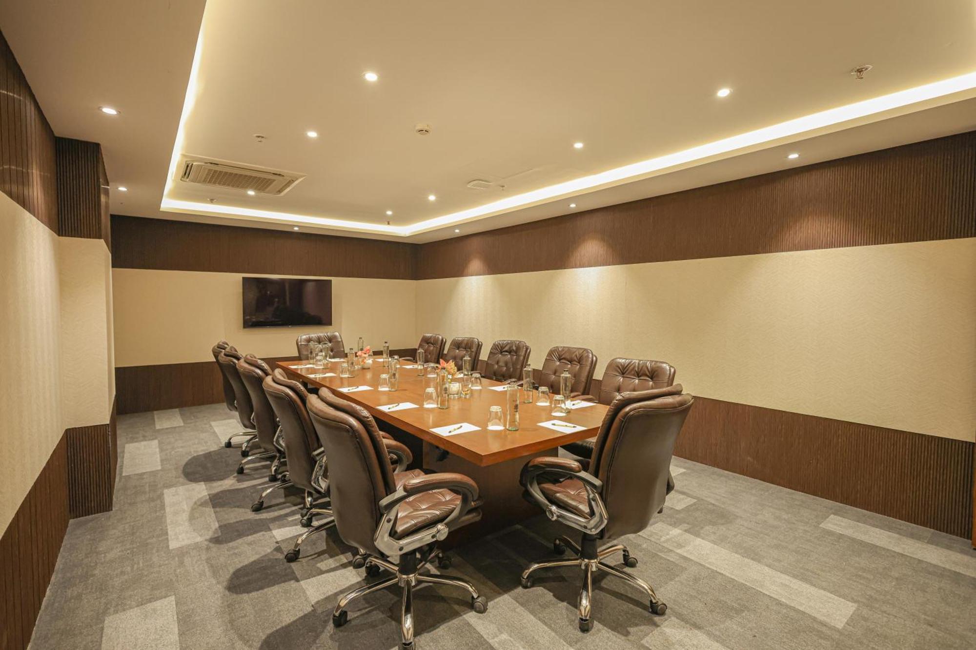 Rhythm Gurugram Hotel & Suites, Sohna Road Gurgaon Buitenkant foto