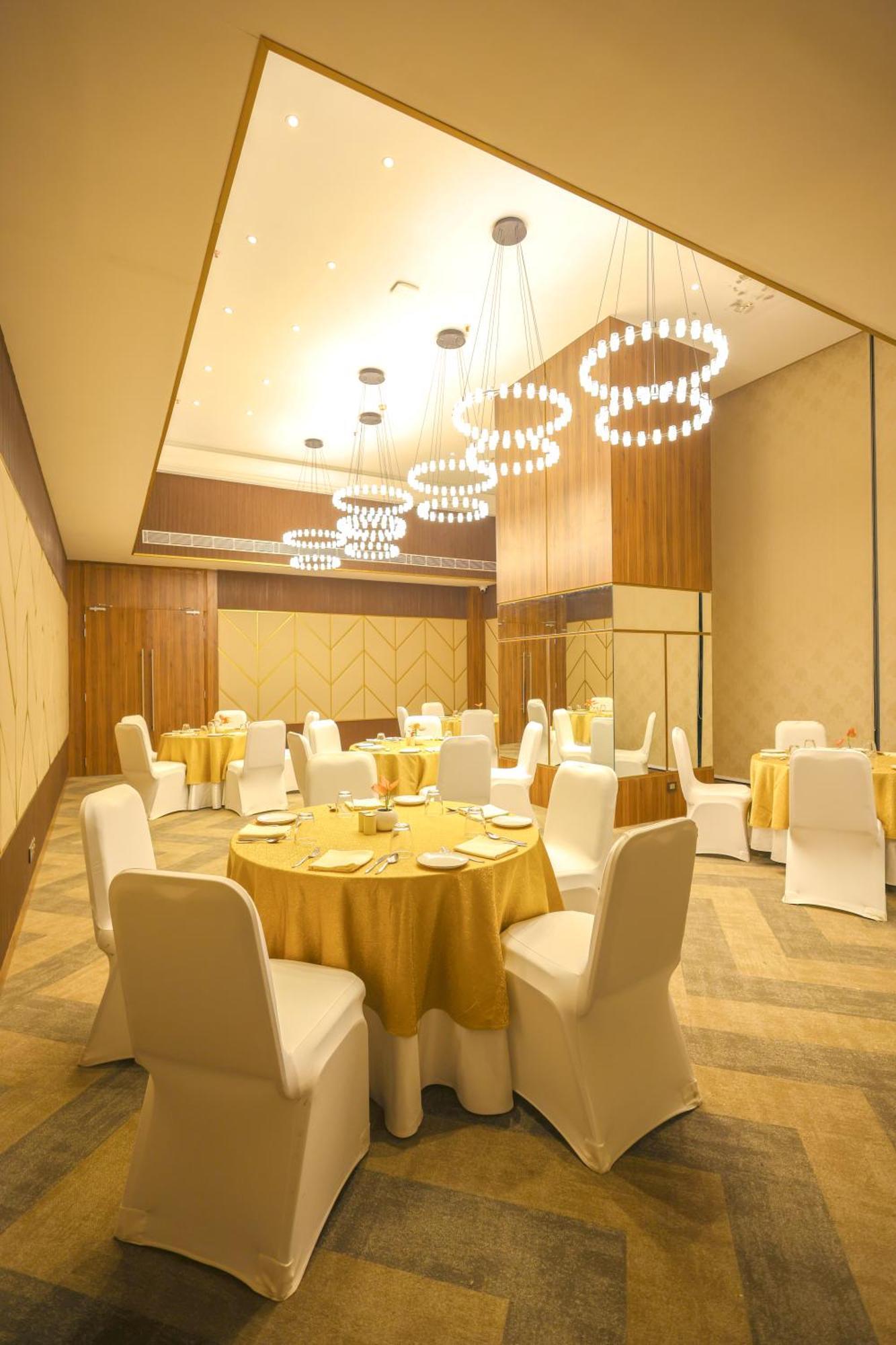 Rhythm Gurugram Hotel & Suites, Sohna Road Gurgaon Buitenkant foto