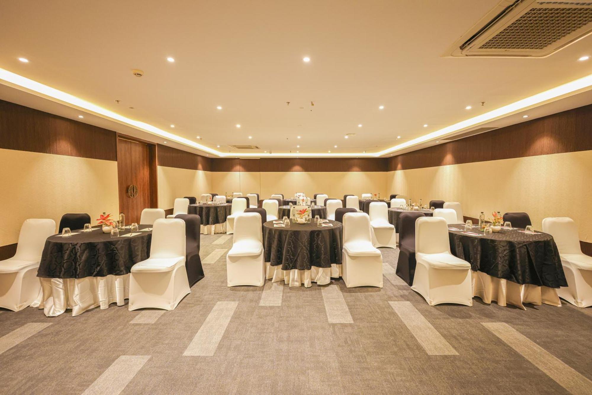 Rhythm Gurugram Hotel & Suites, Sohna Road Gurgaon Buitenkant foto