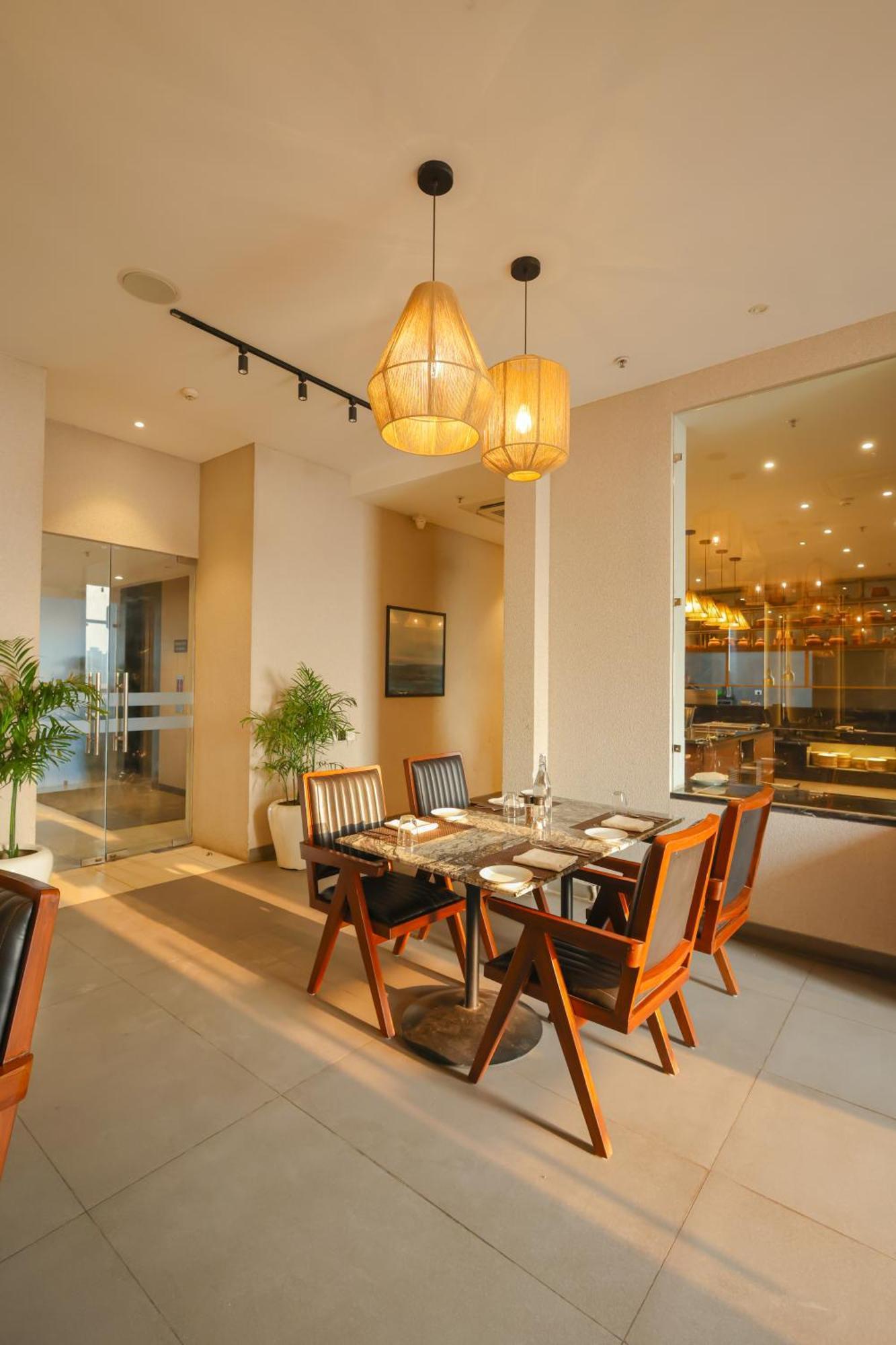 Rhythm Gurugram Hotel & Suites, Sohna Road Gurgaon Buitenkant foto