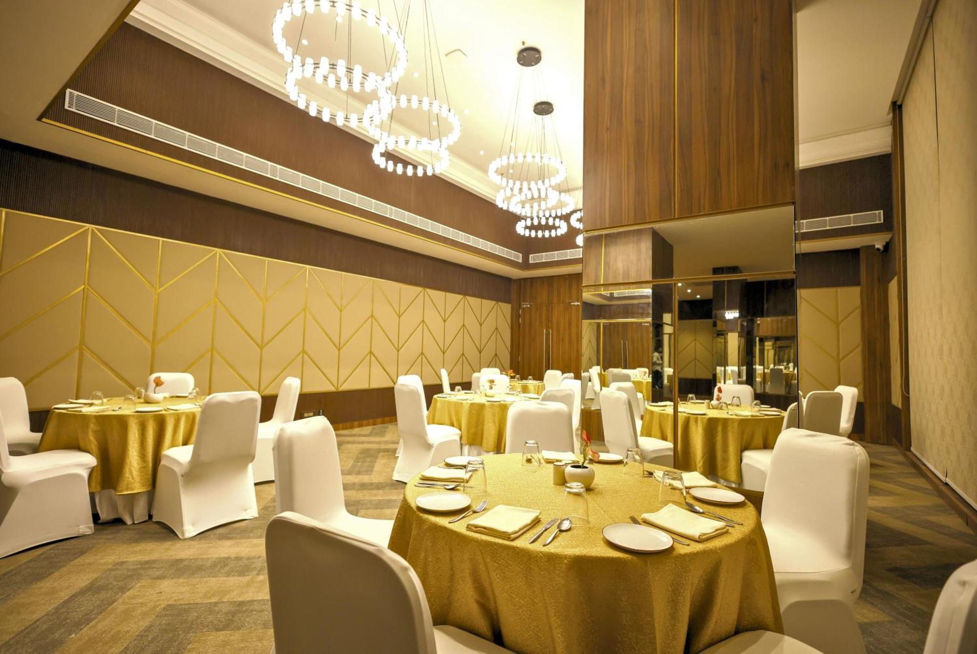 Rhythm Gurugram Hotel & Suites, Sohna Road Gurgaon Buitenkant foto