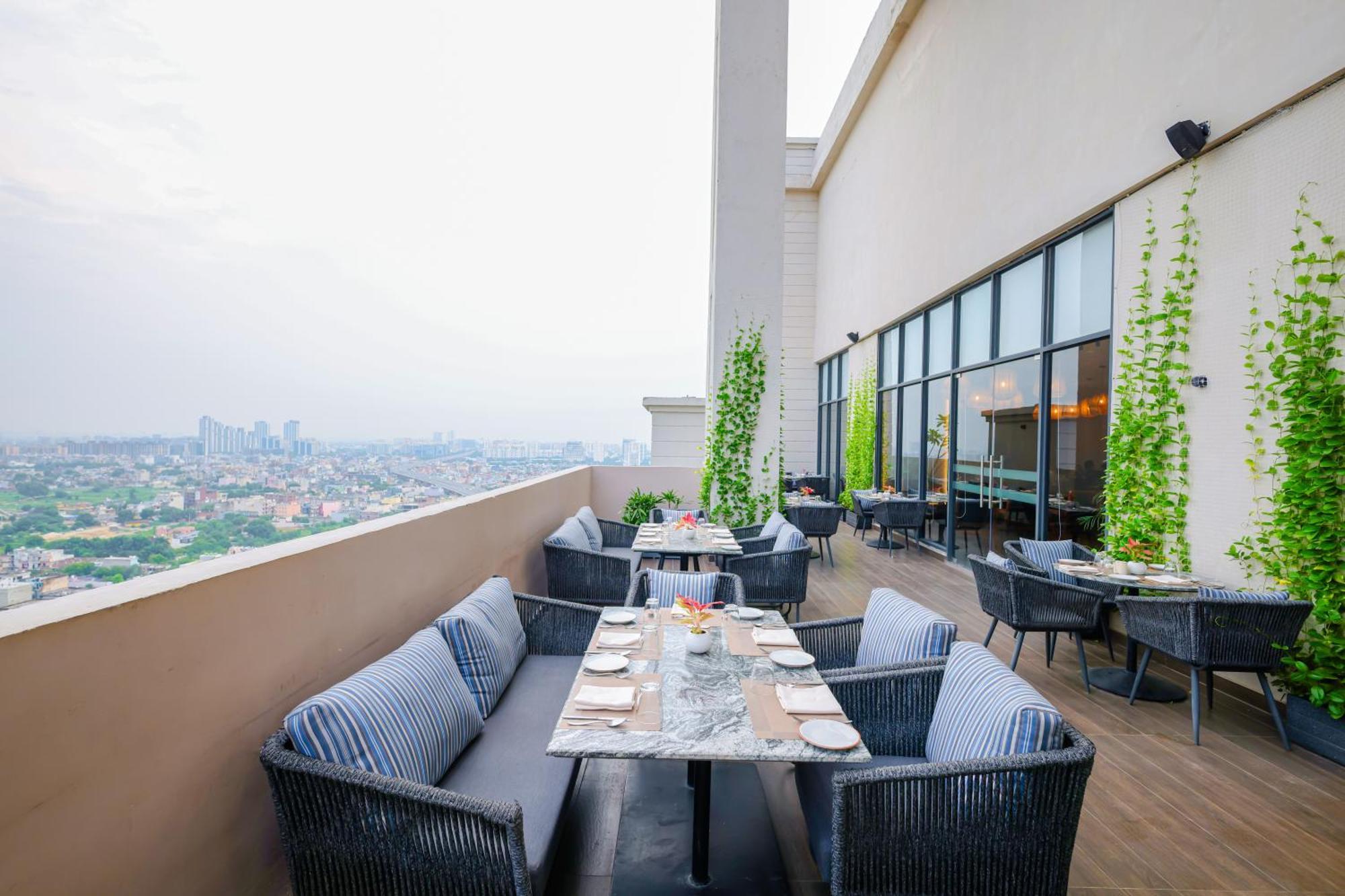 Rhythm Gurugram Hotel & Suites, Sohna Road Gurgaon Buitenkant foto