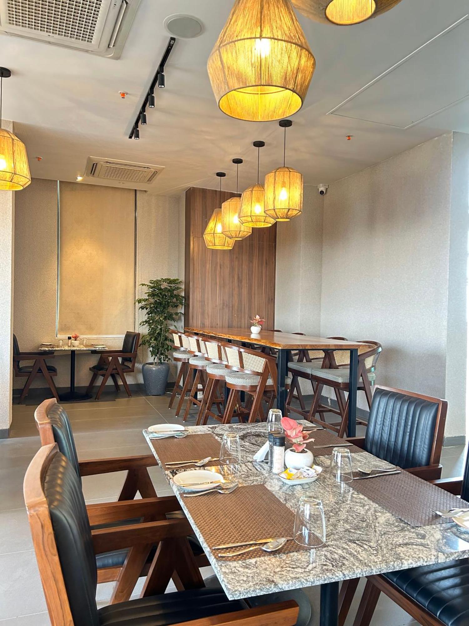 Rhythm Gurugram Hotel & Suites, Sohna Road Gurgaon Buitenkant foto